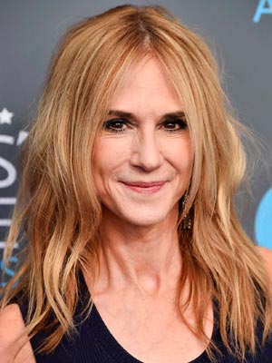 Холли Хантер в роли капитана и канцлера Академии